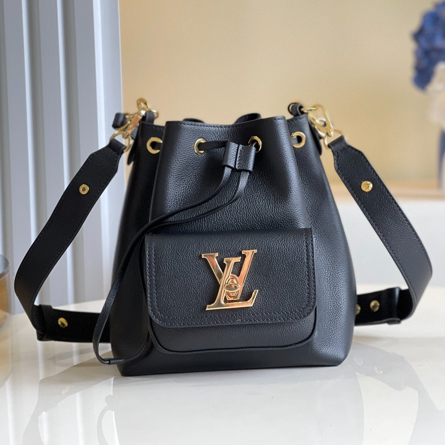 LV LOCKME BUCKET 23 SCHWARZES NARBENES KALBSLEDER 