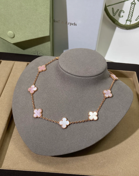 [⭐JeweliWhal]Pink Necklace with Ten Clover Designs