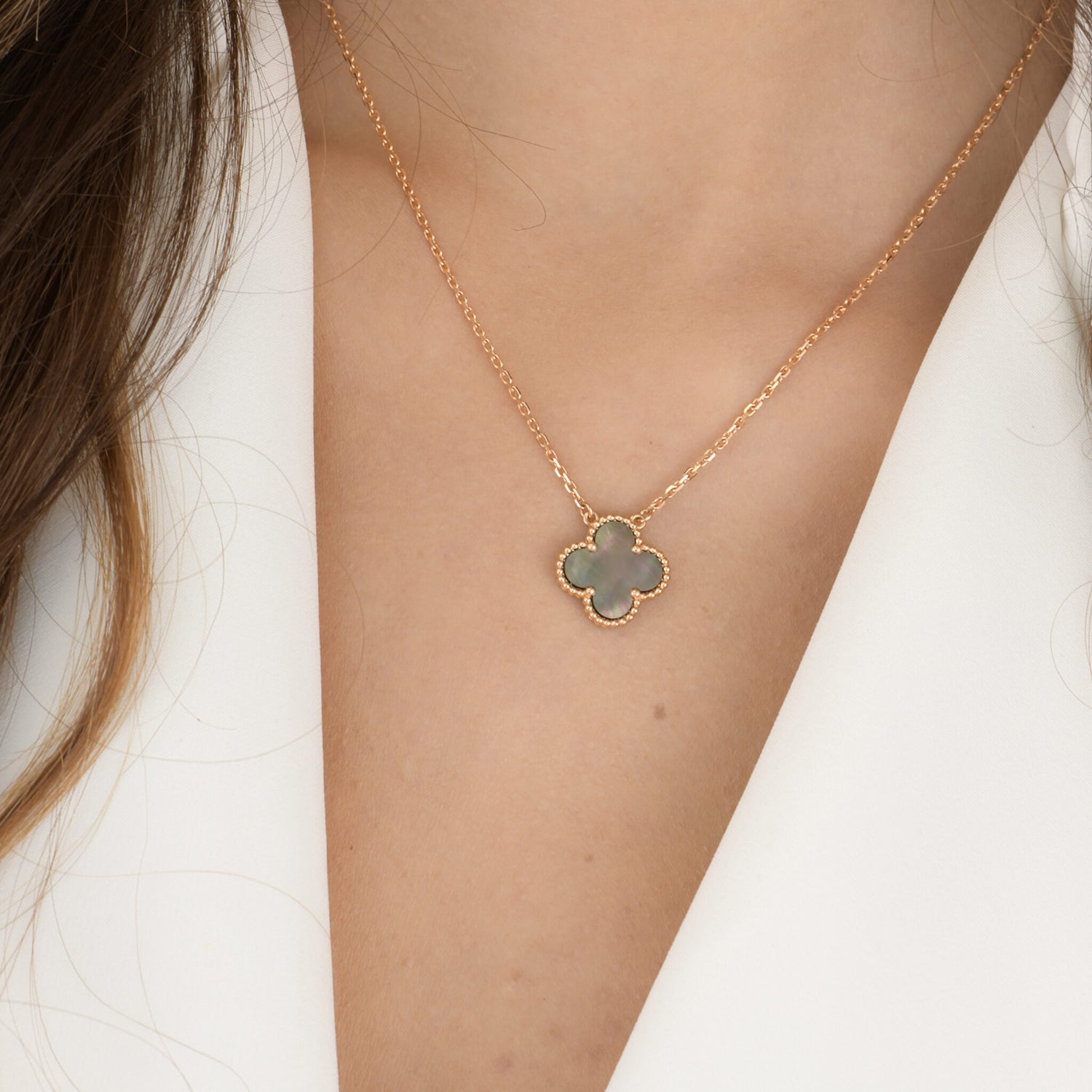 ®Jewelicorn®クローバー 15mm グレー マザーオブパール ネックレス