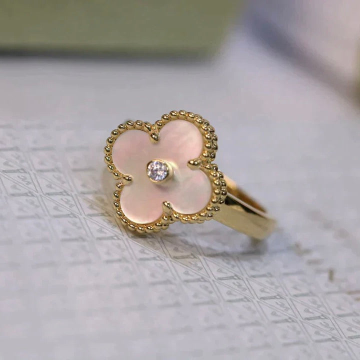 Jewelicorn Kleeblatt-Ring mit rosa Perlmutt-Effekt, Gold und Diamant