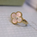 Jewelicorn Kleeblatt-Ring mit rosa Perlmutt-Effekt, Gold und Diamant