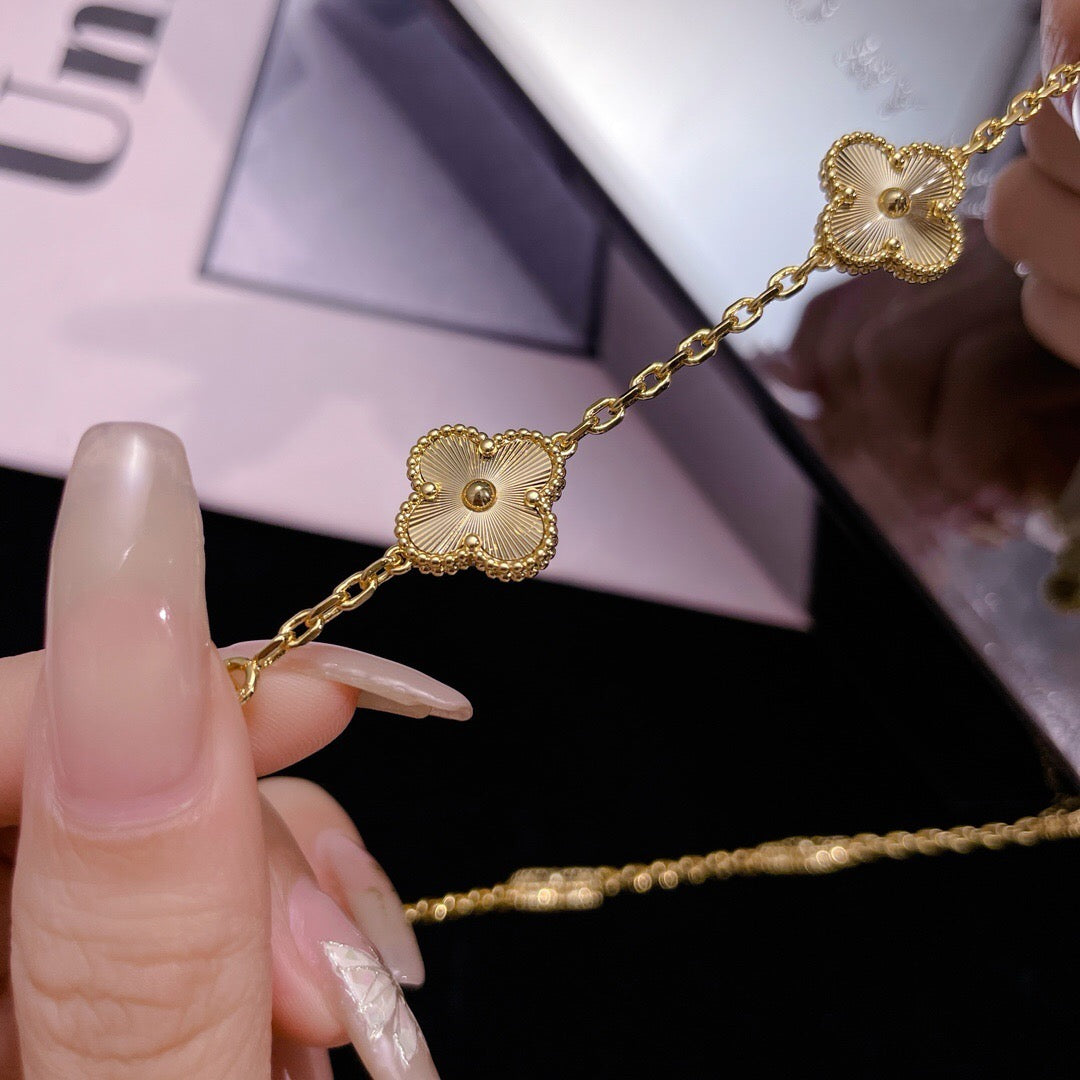 Jewelicorn Kleeblatt-Laserkette mit 10 Motiven