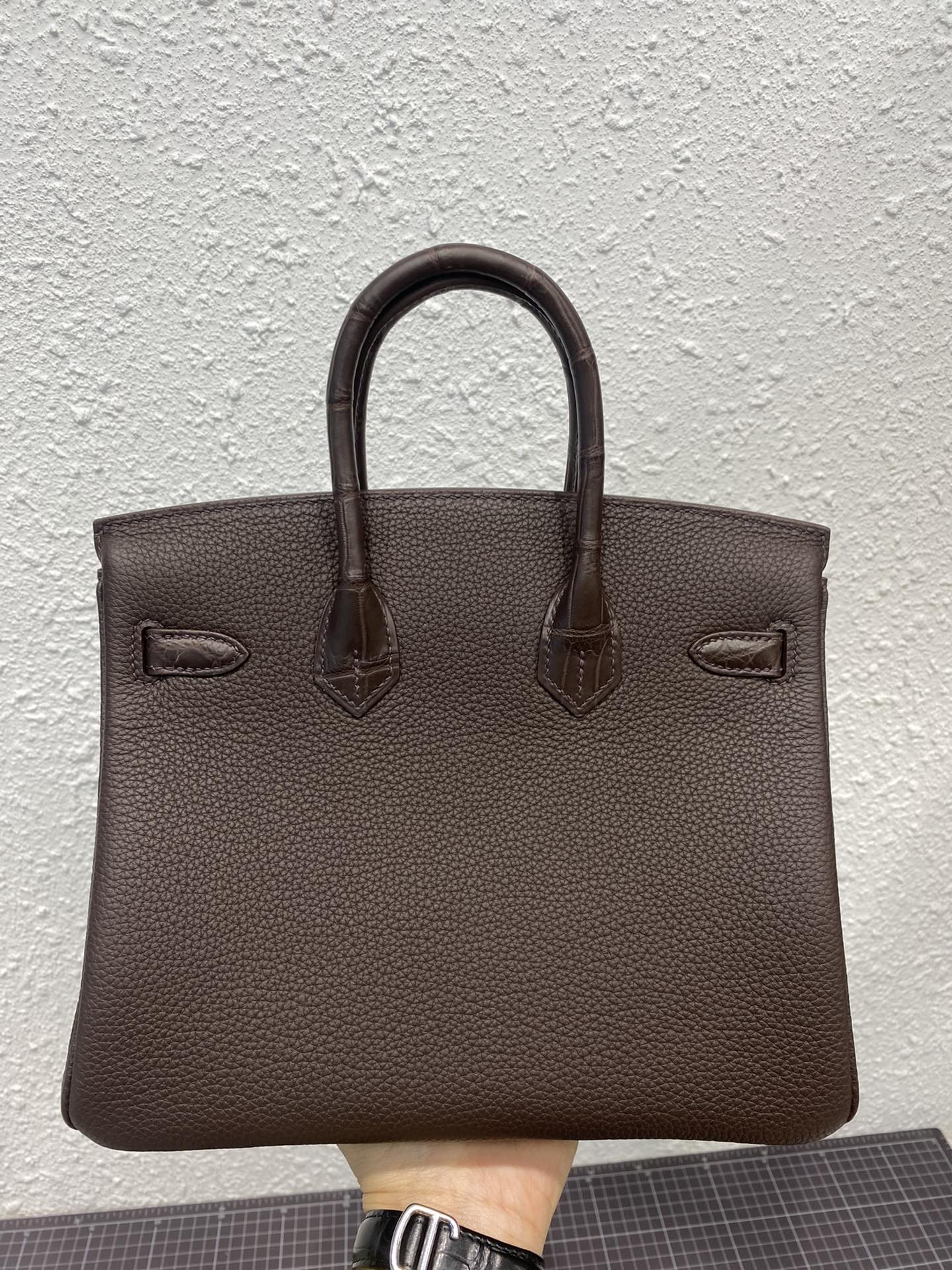 HM Birkin 25 cm Café-Tasche, Krokodil- und Togo-Leder, silberfarbene Beschläge