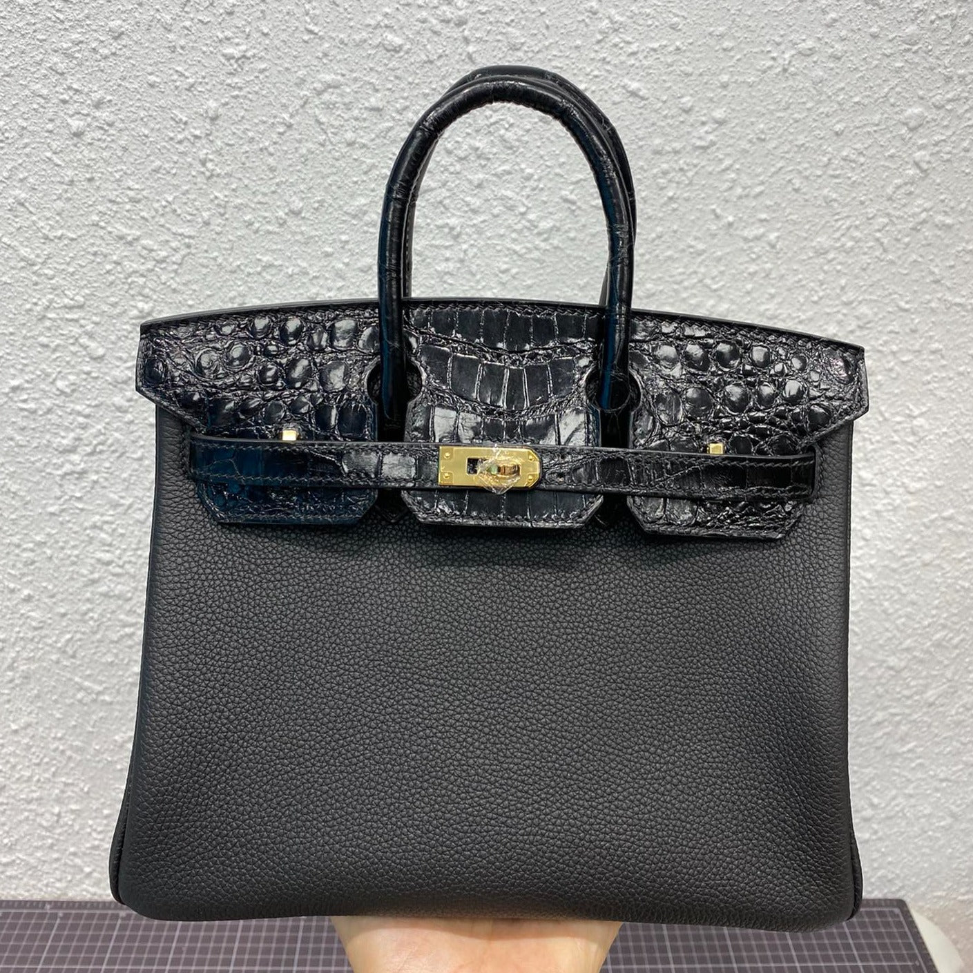 HM Birkin 25 cm Schwarzes Krokodil- und Togo-Leder Goldene Beschläge