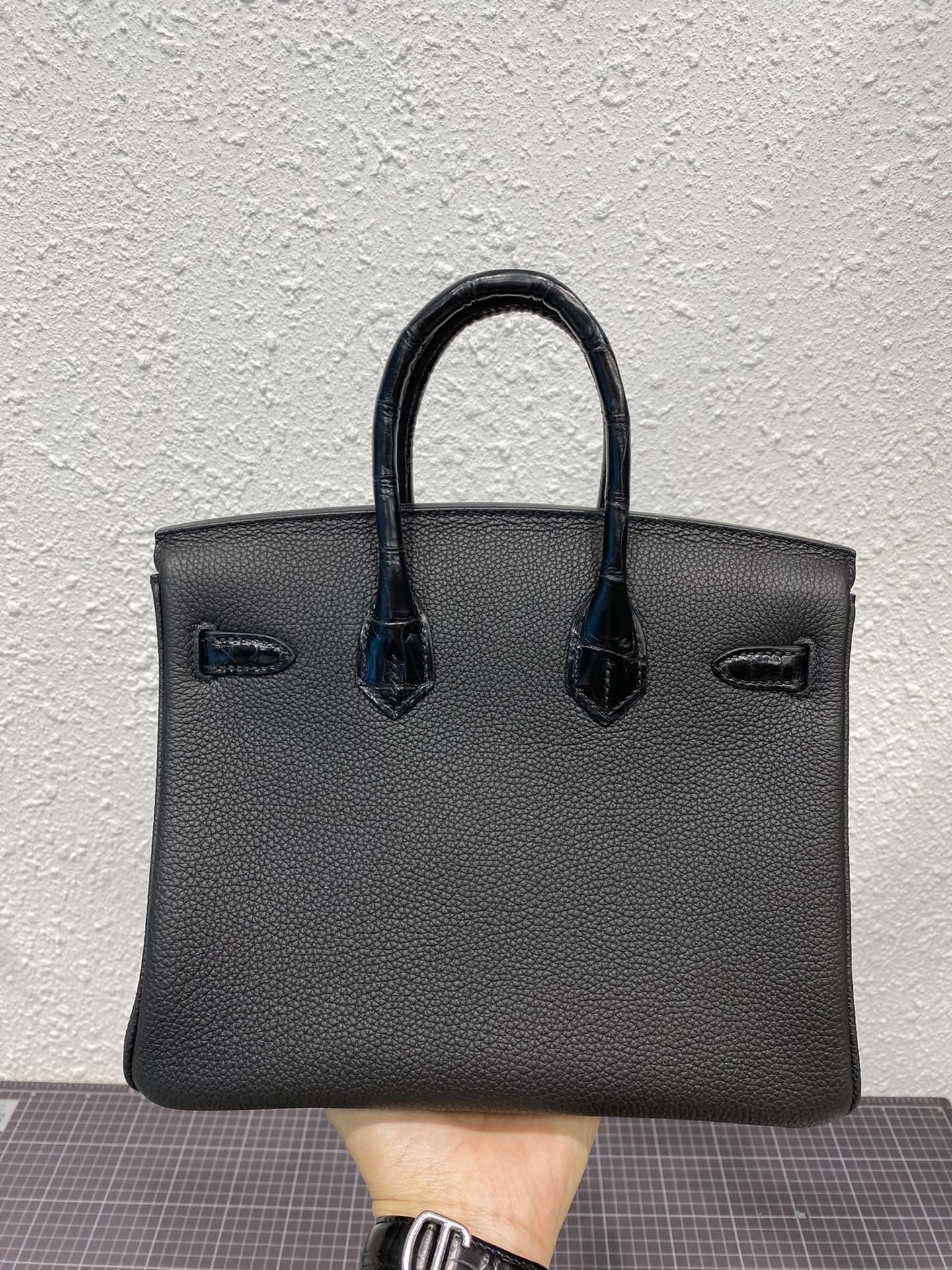 HM Birkin 25 cm Schwarzes Krokodil- und Togo-Leder Goldene Beschläge
