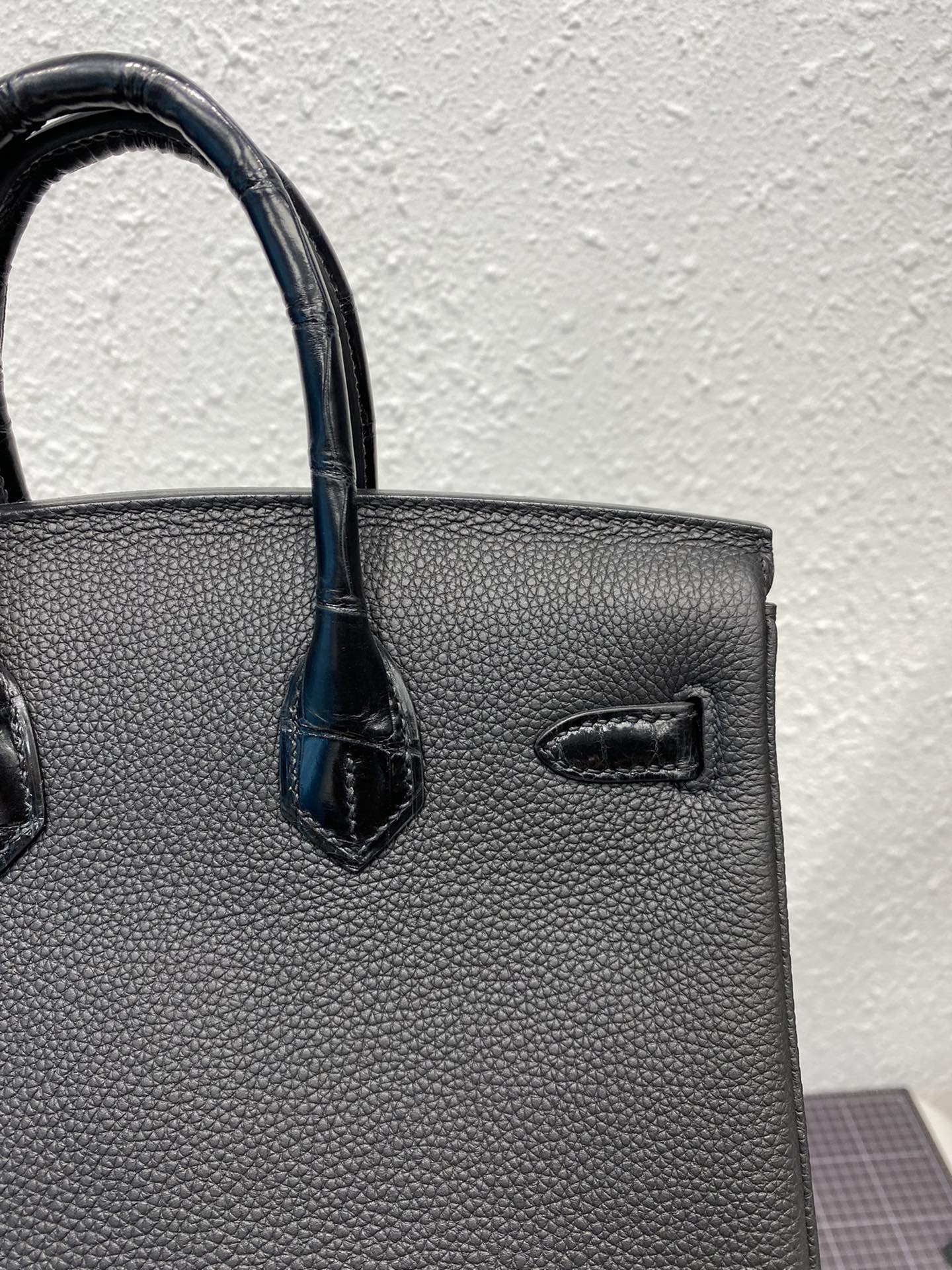 HM Birkin 25 cm Schwarzes Krokodil- und Togo-Leder Goldene Beschläge