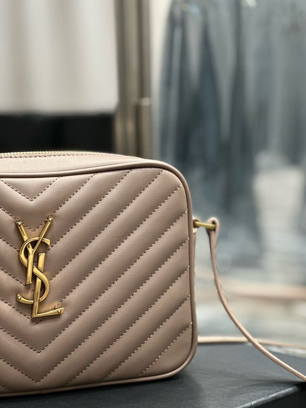 LOU 23 Kameratasche Beige aus gestepptem Leder mit goldenen Beschlägen