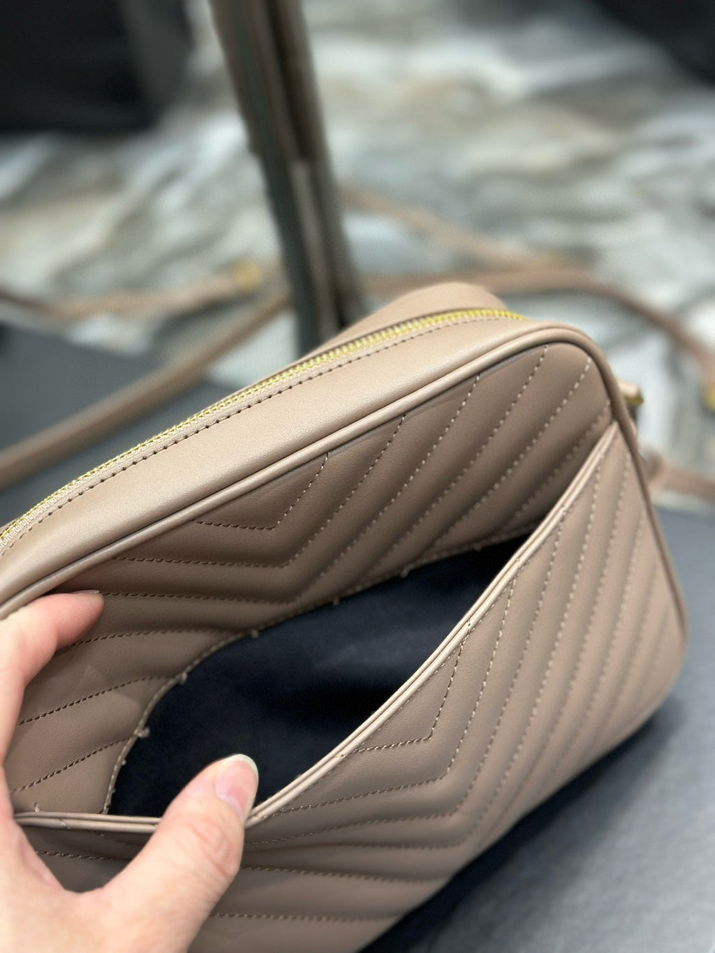 LOU 23 Kameratasche Beige aus gestepptem Leder mit goldenen Beschlägen