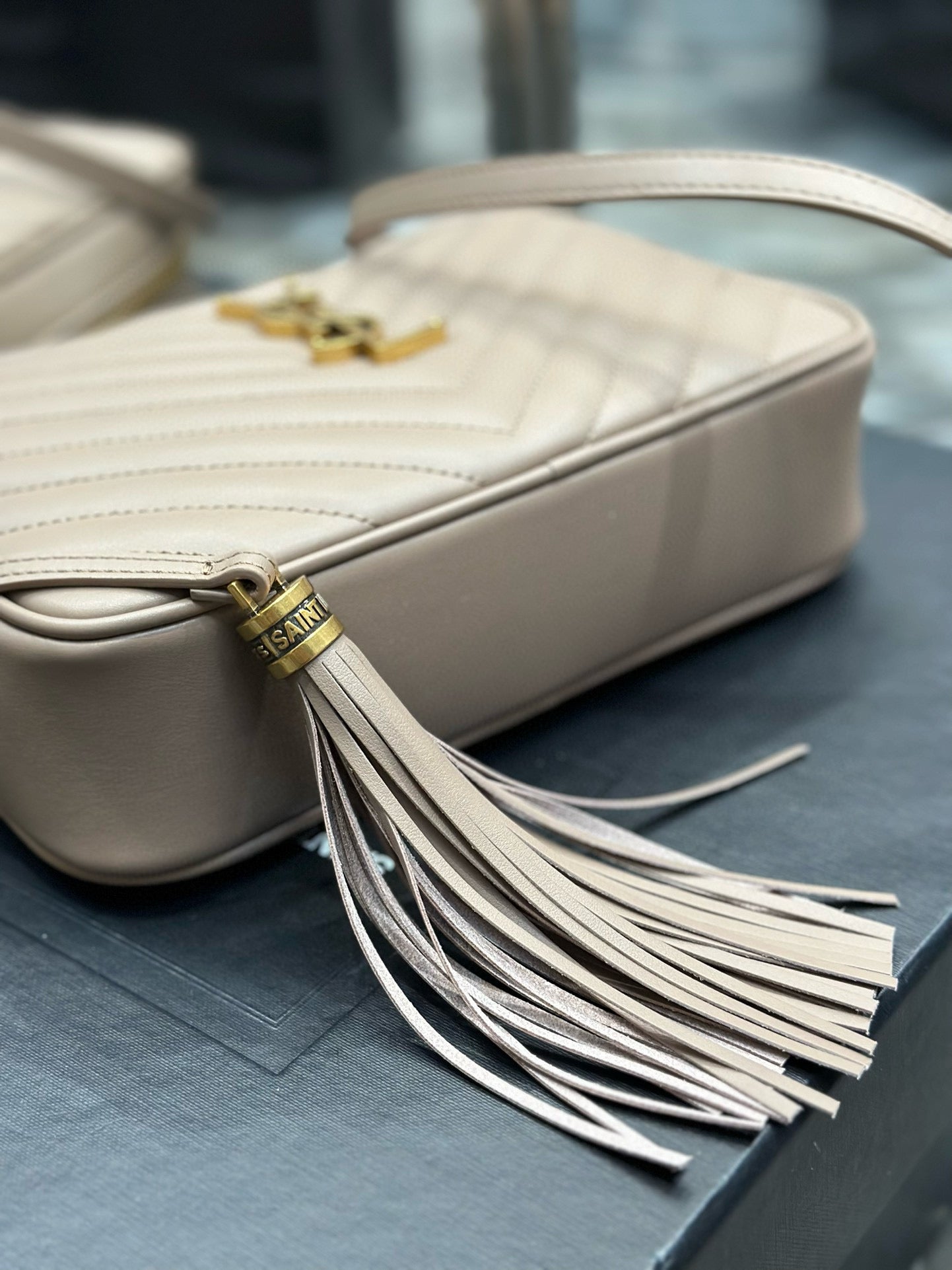 LOU 23 Kameratasche Beige aus gestepptem Leder mit goldenen Beschlägen