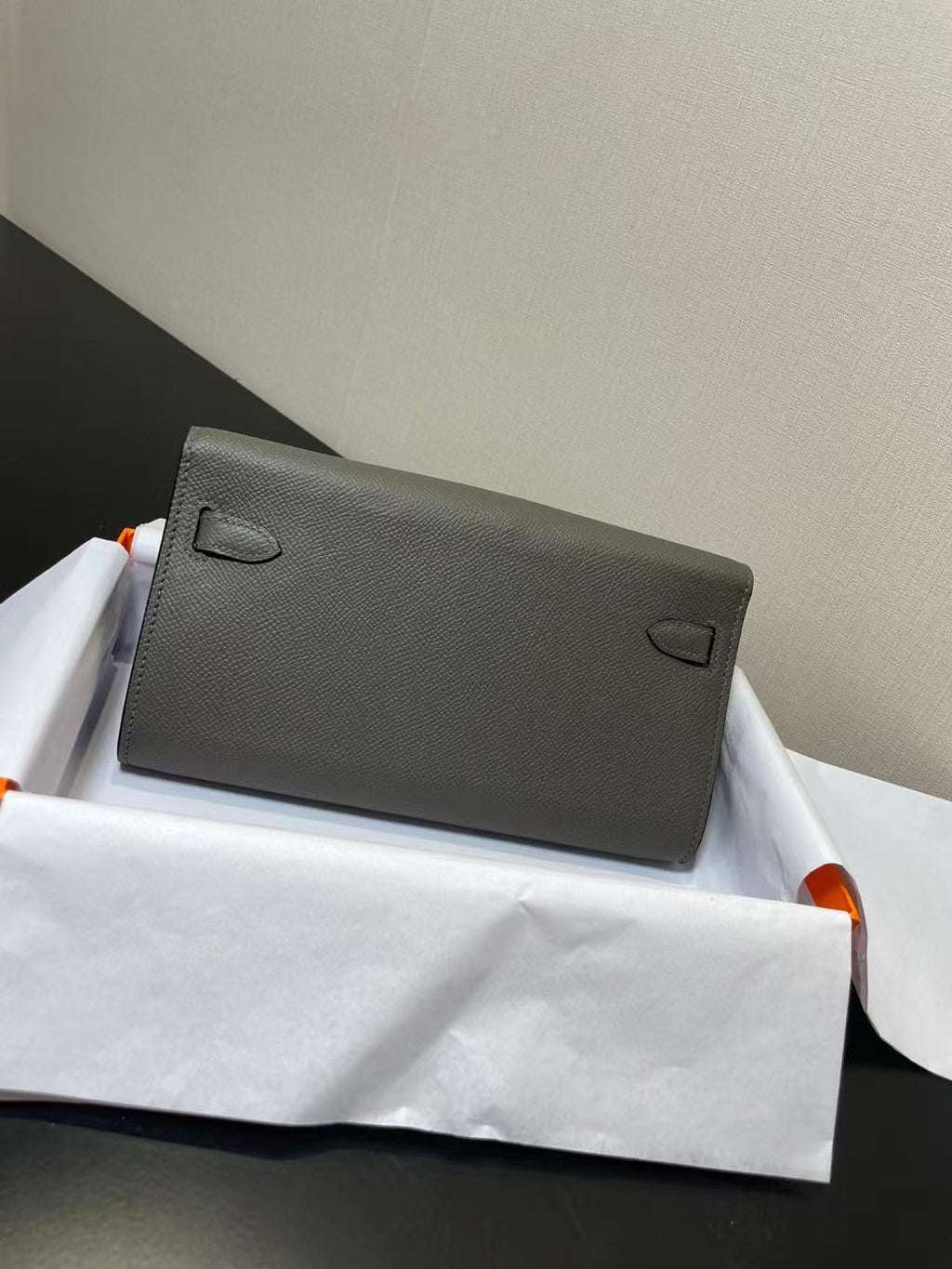 KELLY CLASSIQUE TO GO GELDBÖRSE EPSOM 20 IN GRAU MIT GOLDENEN BESCHLÄGEN