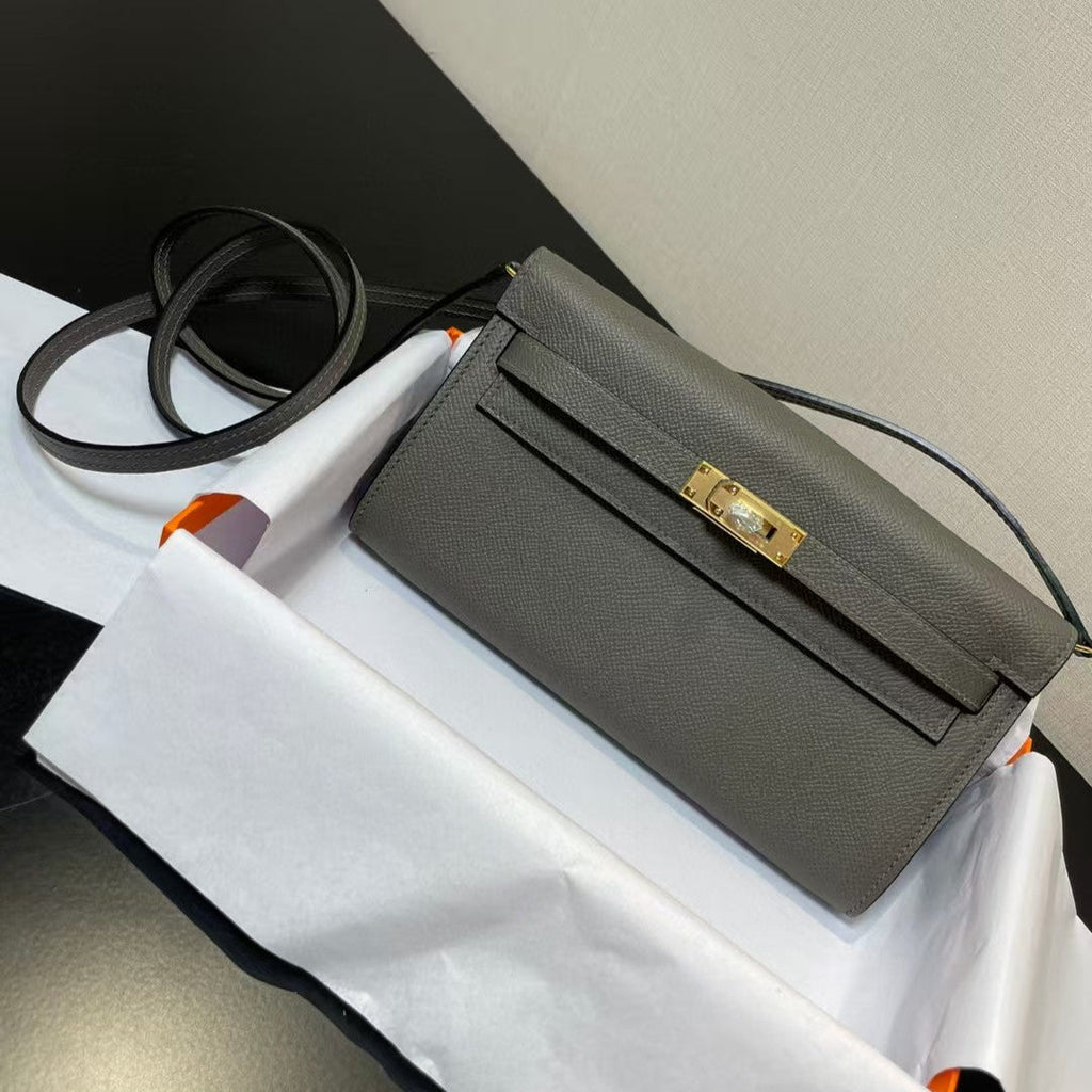 KELLY CLASSIQUE TO GO GELDBÖRSE EPSOM 20 IN GRAU MIT GOLDENEN BESCHLÄGEN