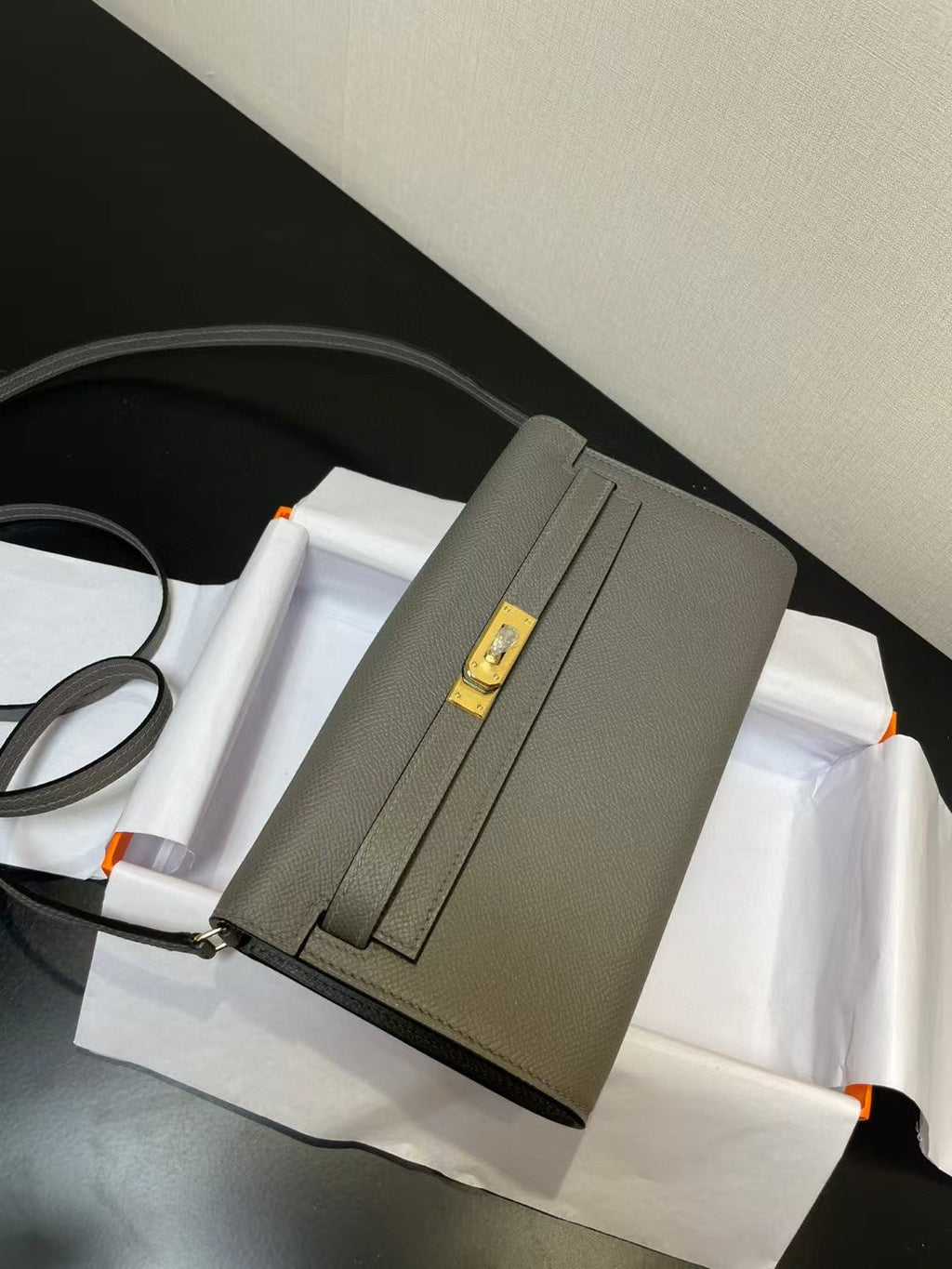 KELLY CLASSIQUE TO GO GELDBÖRSE EPSOM 20 IN GRAU MIT GOLDENEN BESCHLÄGEN