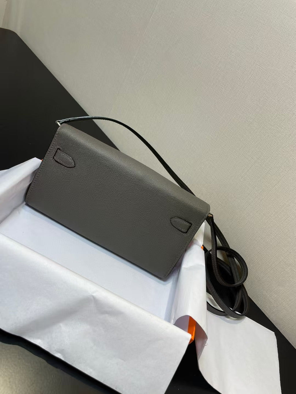 KELLY CLASSIQUE TO GO GELDBÖRSE EPSOM 20 IN GRAU MIT GOLDENEN BESCHLÄGEN