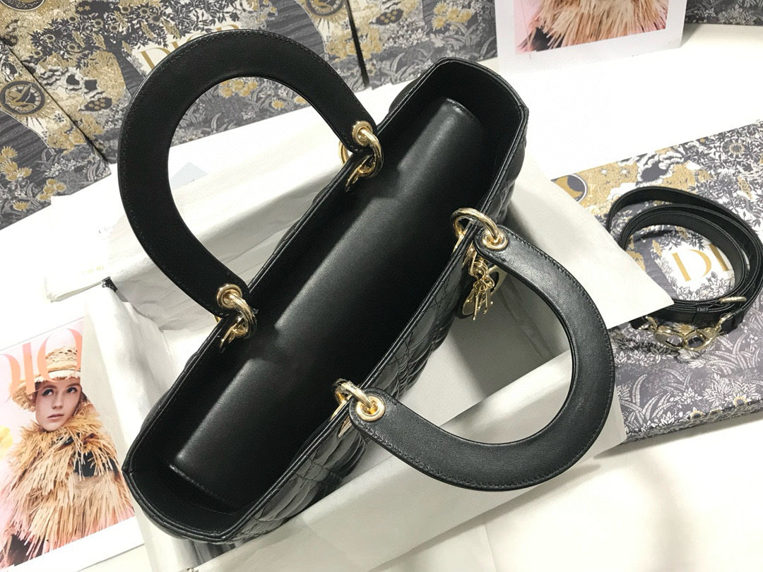 GROSSE 32-LADY-TASCHE AUS SCHWARZEM LAMMLEDER MIT GOLDENEN BESCHLÄGEN