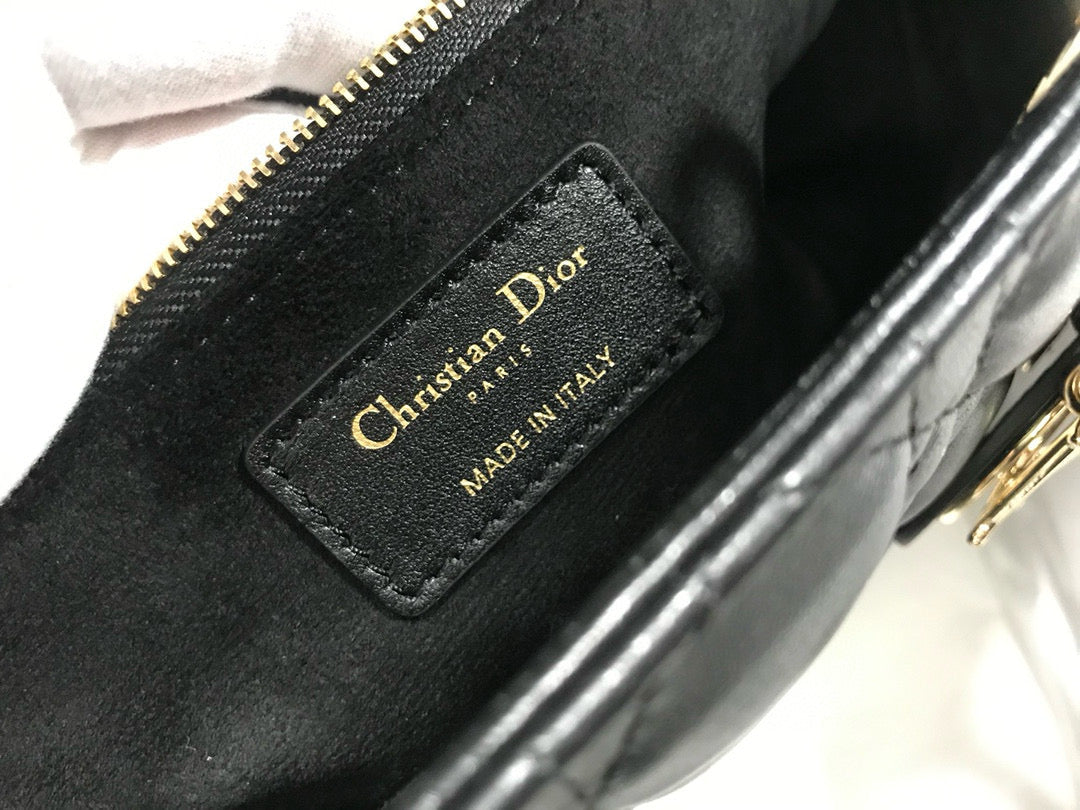 GROSSE 32-LADY-TASCHE AUS SCHWARZEM LAMMLEDER MIT GOLDENEN BESCHLÄGEN