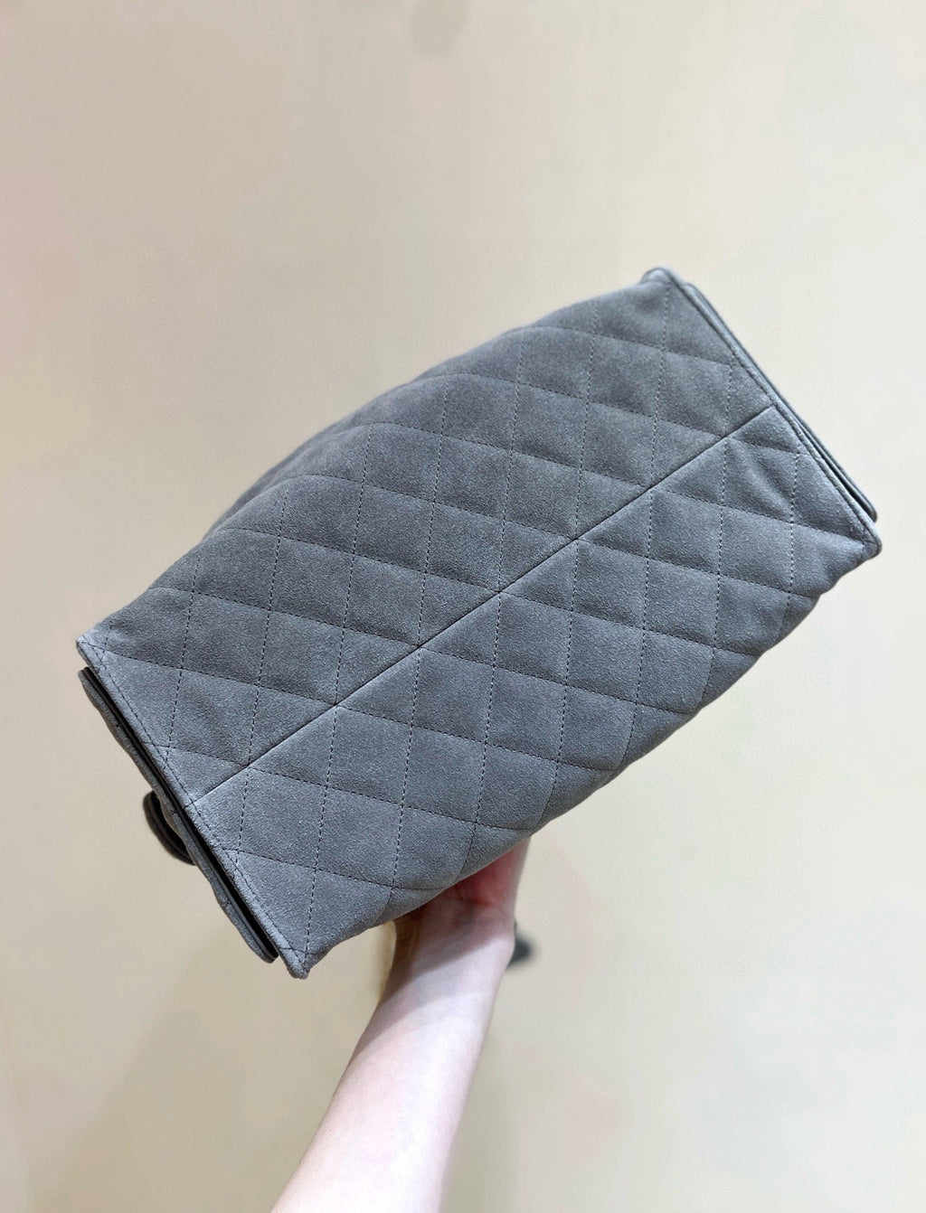 CC 25 Handtasche in Grau 40 Wildleder Kalbsleder Goldbeschläge