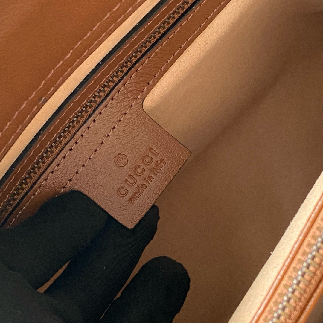 MITTLERE DIANA-TRAGETASCHE 35 IN BRAUN LACKIERTES KALBSLEDER BAMBUSHÄNGER