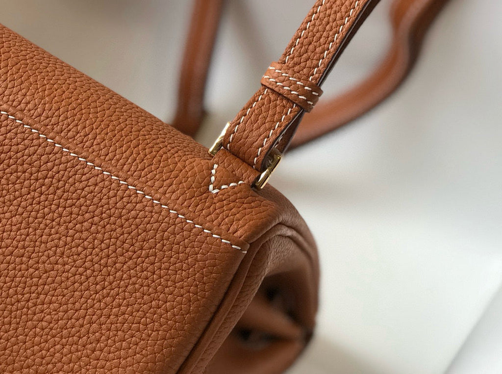 KELLY ADO 22 TOGO RUCKSACK AUS BRAUNEN KALBSLEDER MIT GOLDENEN BESCHLÄGEN