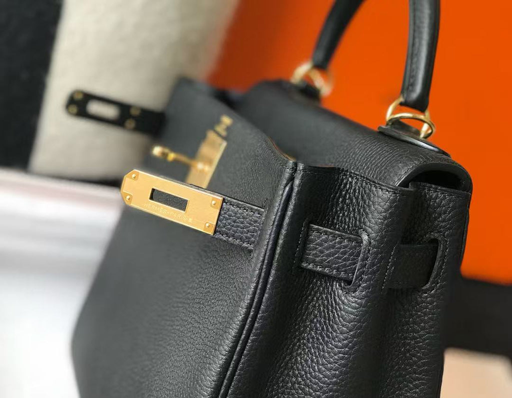 HM KELLY TASCHE 28 IN SCHWARZEM TOGO-LEDER GOLDENE BESCHLÄGE