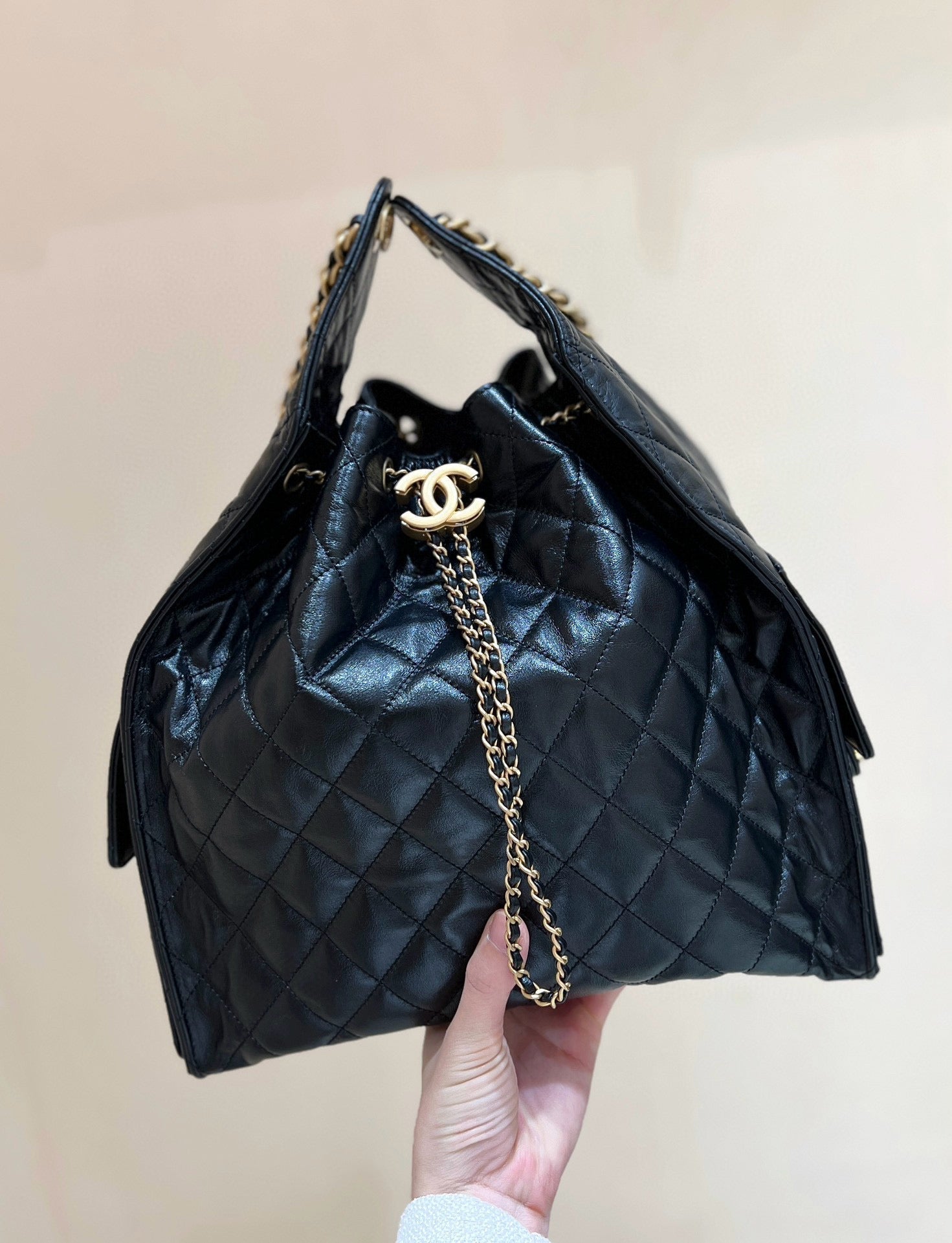 CC 25 HANDTASCHE IN SCHWARZ 40 NARBENES KALBSLEDER GOLDENE BESCHLÄGE