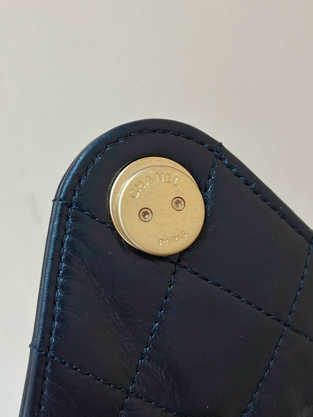 CC 25 HANDTASCHE IN SCHWARZ 40 NARBENES KALBSLEDER GOLDENE BESCHLÄGE