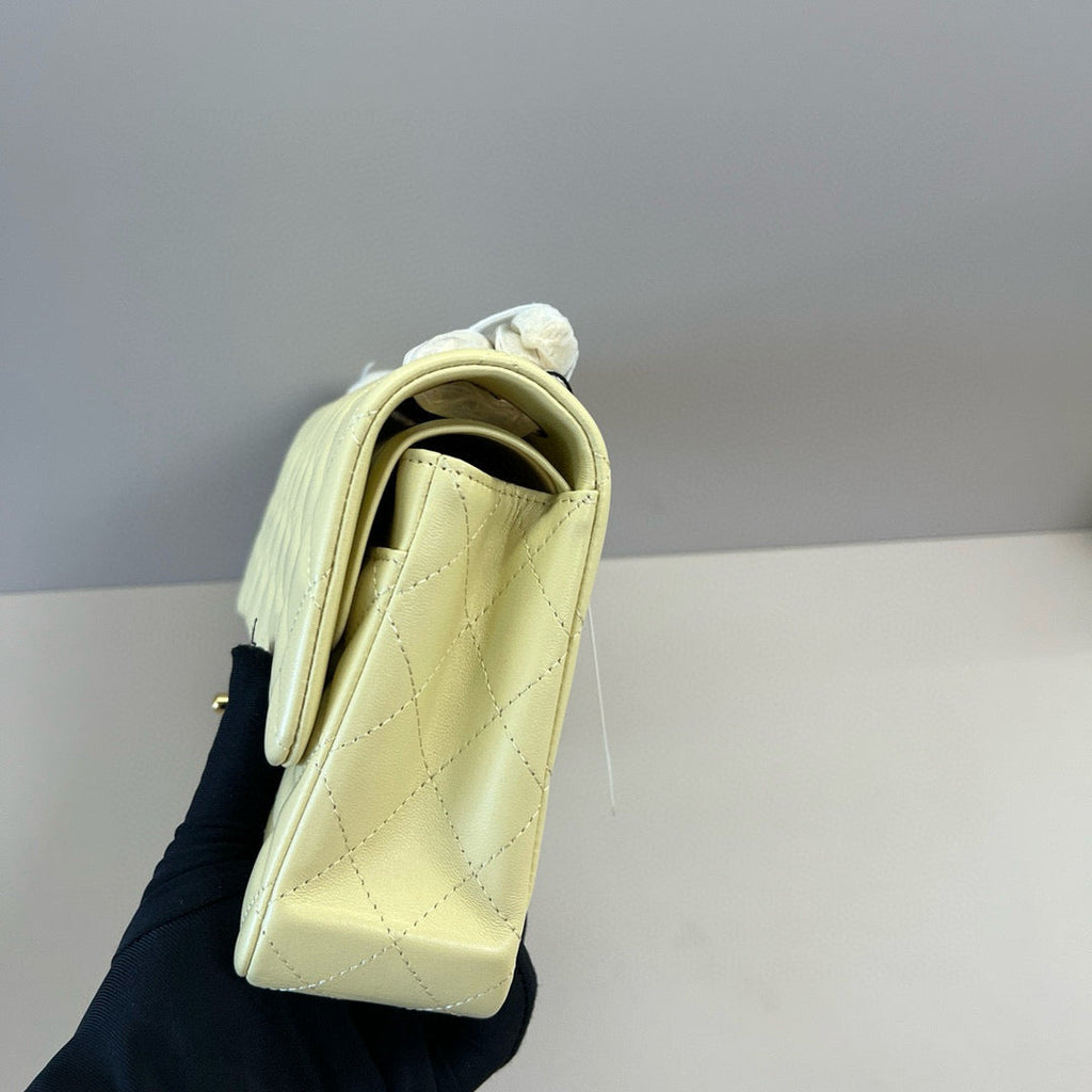 25C FLAP BAG 25 IN YELLOW QUILTED LAMBSKIN GOLD HARDWARE