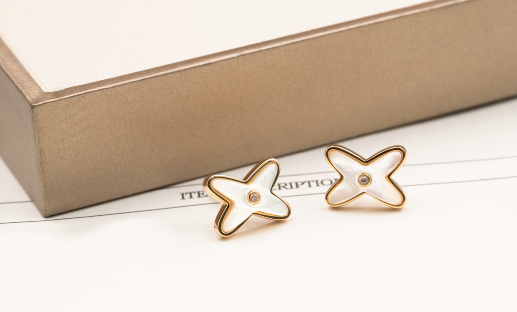 Jewelicorn Ohrringe aus weißem Perlmutt und Roségold mit Diamanten