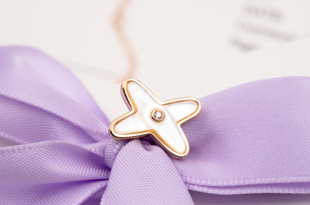 Jewelicorn Ohrringe aus weißem Perlmutt und Roségold mit Diamanten