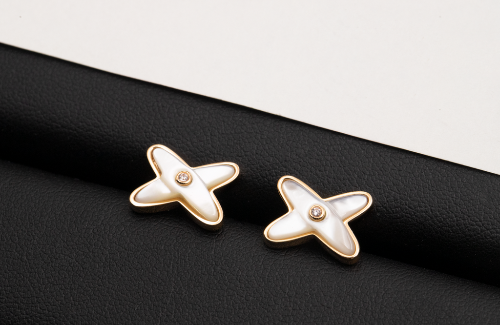 Jewelicorn Ohrringe aus weißem Perlmutt und Roségold mit Diamanten