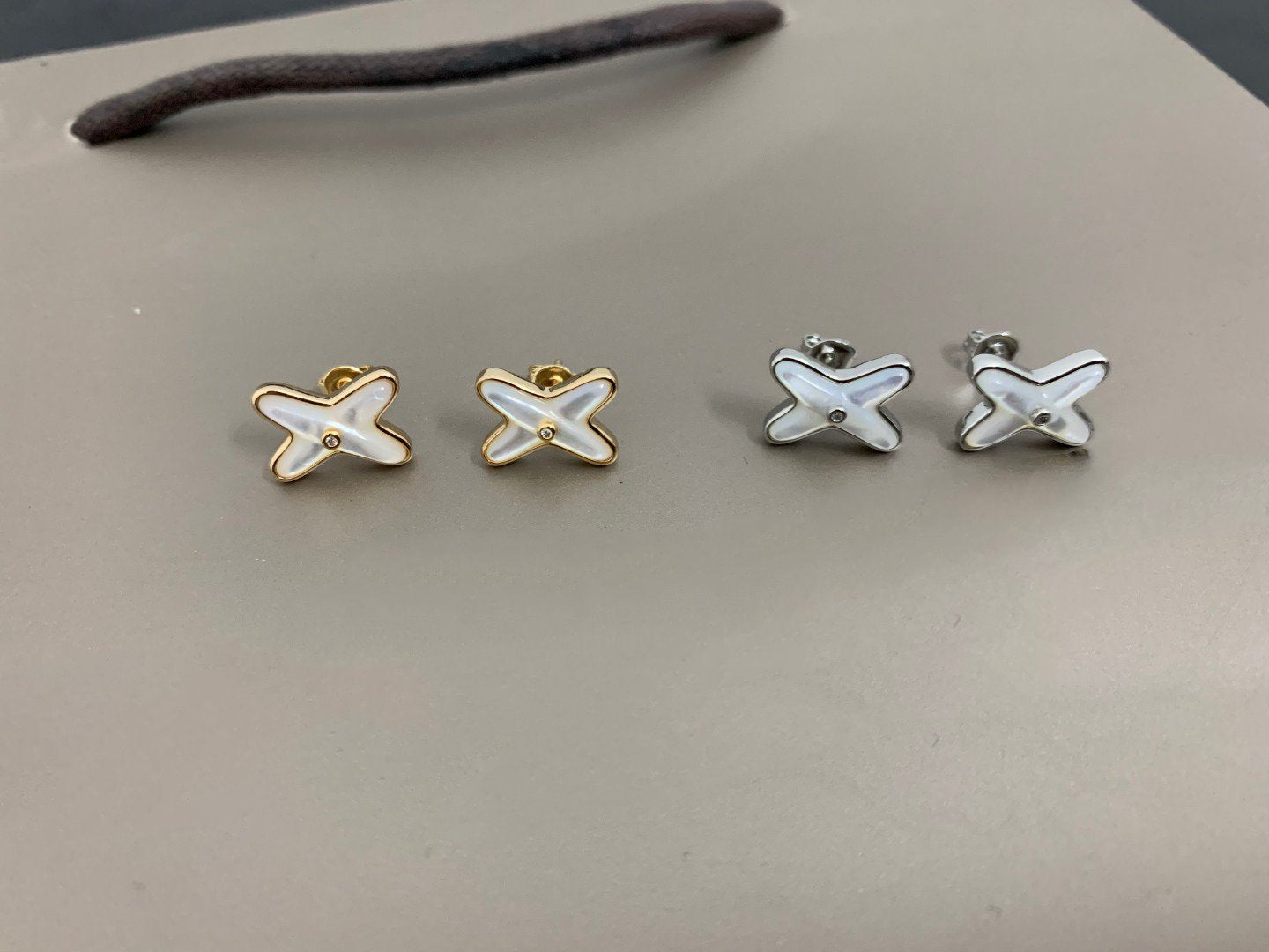 Jewelicorn Ohrringe aus weißem Perlmutt, silberfarben und mit Diamanten