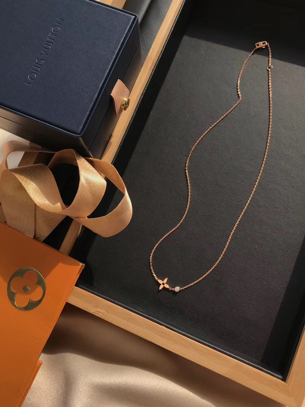 Jewelicorn BLÜTENANHÄNGER AUS ROSA GOLD UND DIAMANTEN