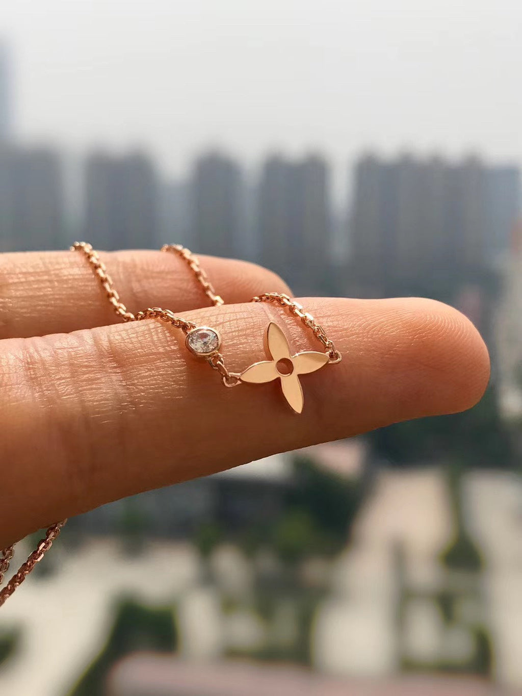 Jewelicorn BLÜTENANHÄNGER AUS ROSA GOLD UND DIAMANTEN