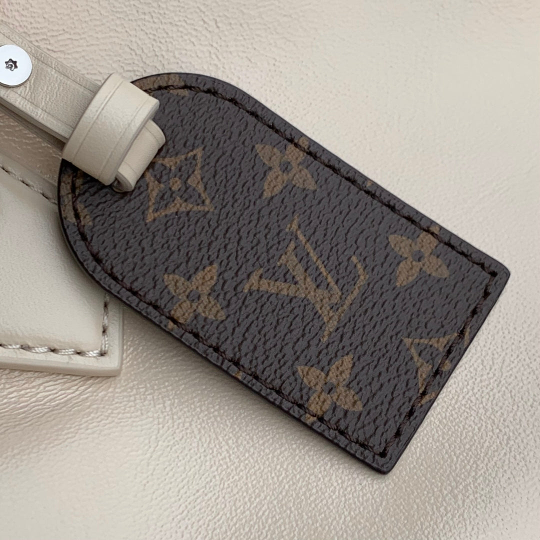 SPEEDY CARGO VIBE 28 IN VANILLE LAMBSKIN MONOGRAM LOGO TAG