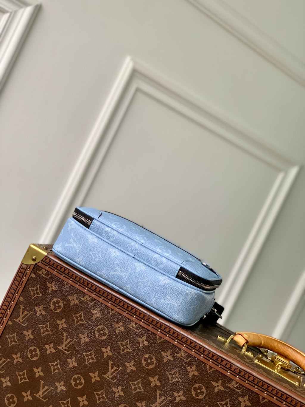 ALPHA MESSENGER 24 IN BLUE MONOGRAM COATED CANVAS AND CALFSKIN