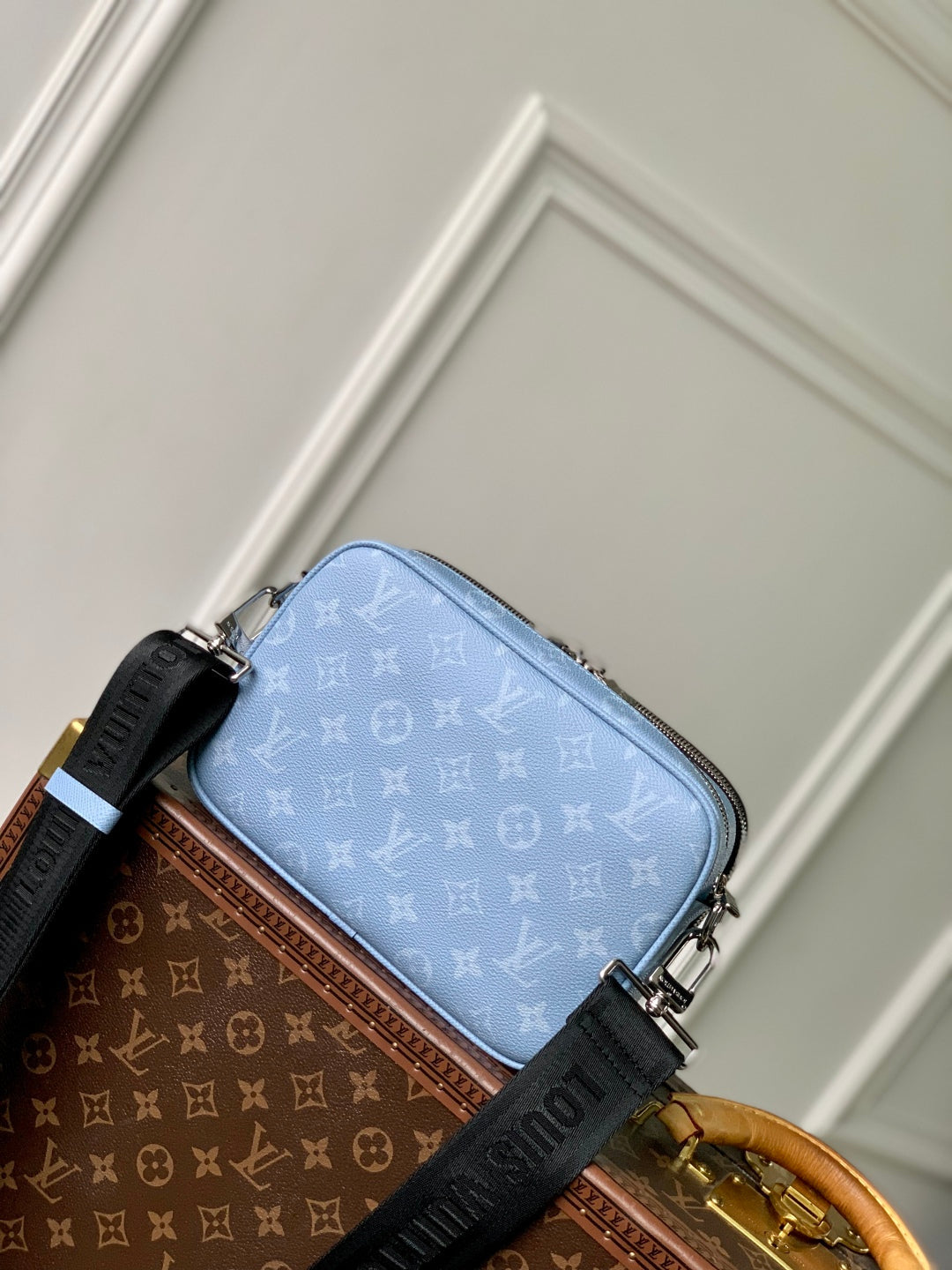 ALPHA MESSENGER 24 IN BLUE MONOGRAM COATED CANVAS AND CALFSKIN