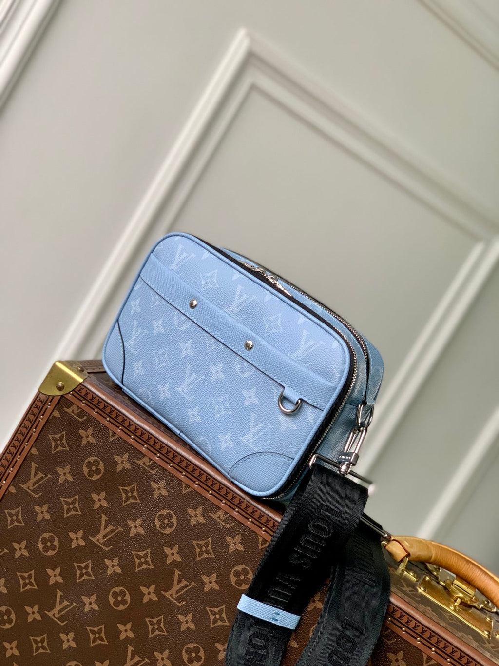 ALPHA MESSENGER 24 IN BLUE MONOGRAM COATED CANVAS AND CALFSKIN