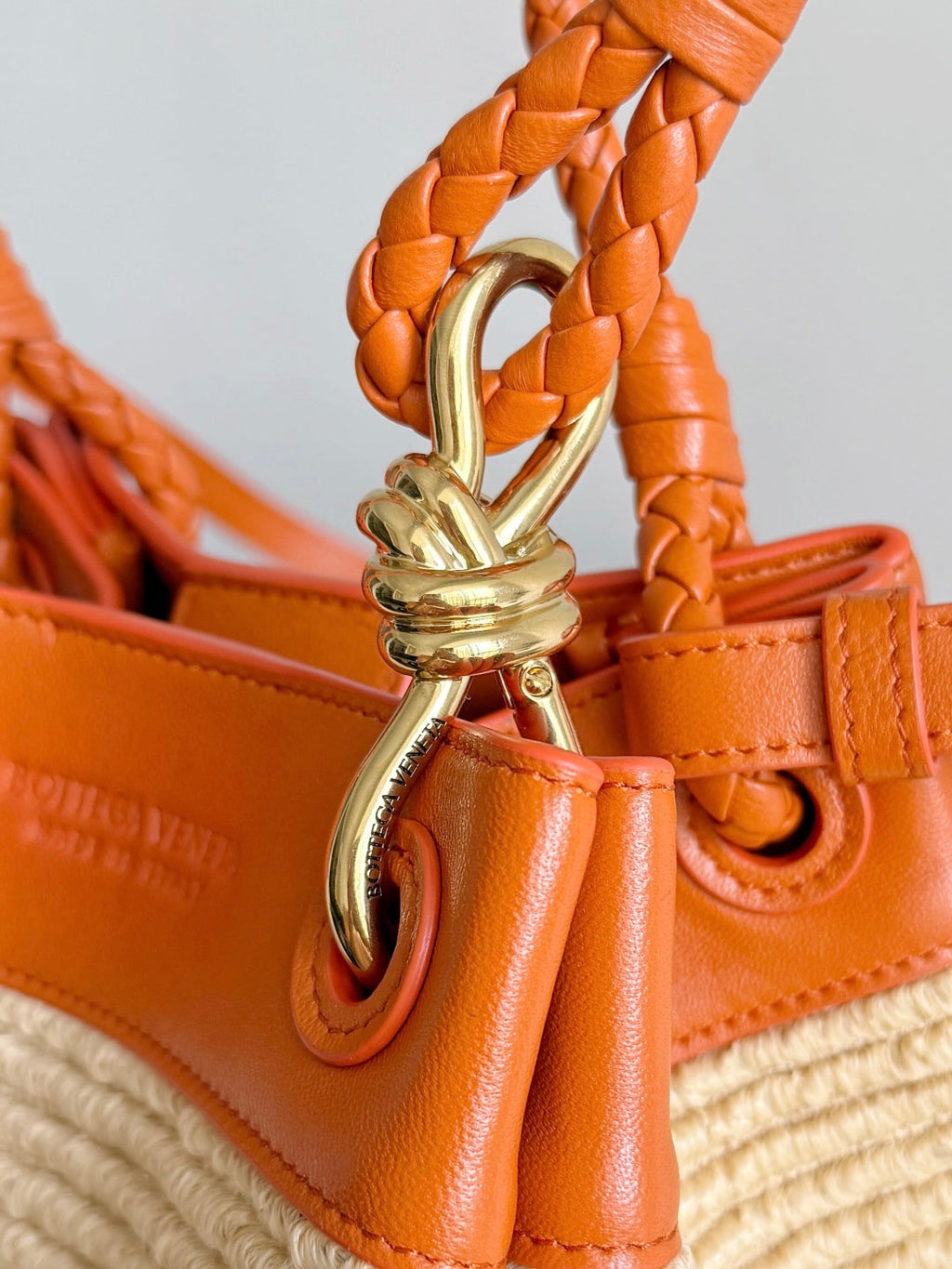 BOTTEGA VENETA 25S SMALL PARACHUTE 20 IN BURNED ORANGE CALFSKIN AND RAFFIA