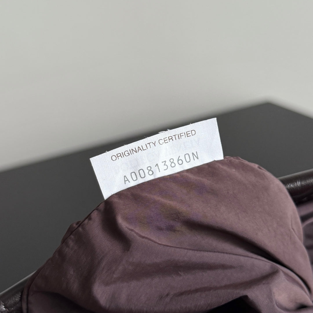 KLEINER STAUBBEUTEL 21 IN DUNKELBRAUNEM LAMMLEDER