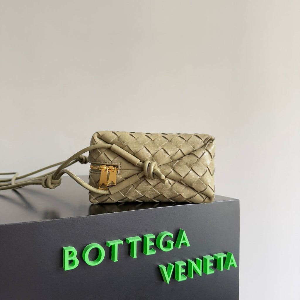 MINI LOOP KAMERATASCHE 22 IN BEIGEM KALBSLEDER