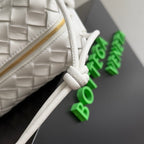 MINI LOOP KAMERATASCHE 22 IN WEISSEM KALBSLEDER