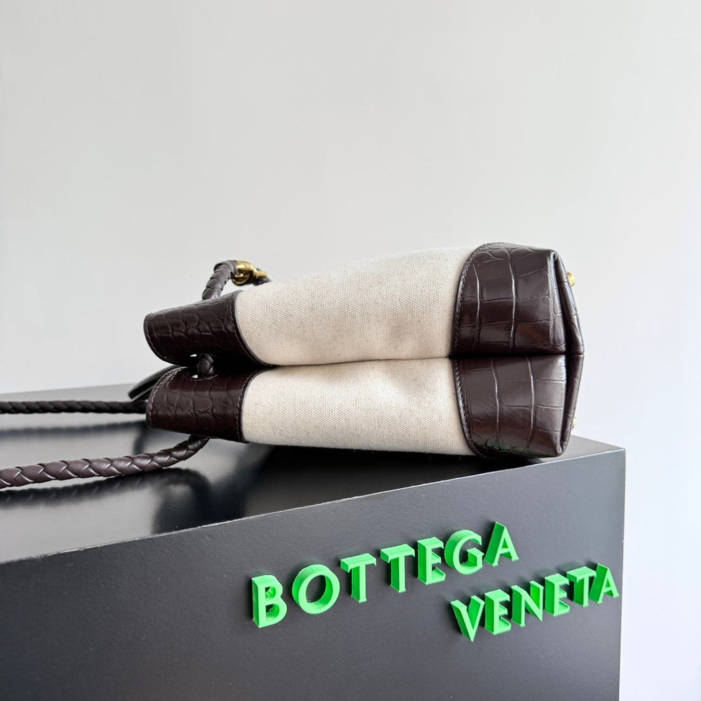 BOTTEGA VENETA 25S MEDIUM ANDIAMO 32 IN ELFENBEIN DUNKELBRAUN KALBSLEDER UND CANVAS