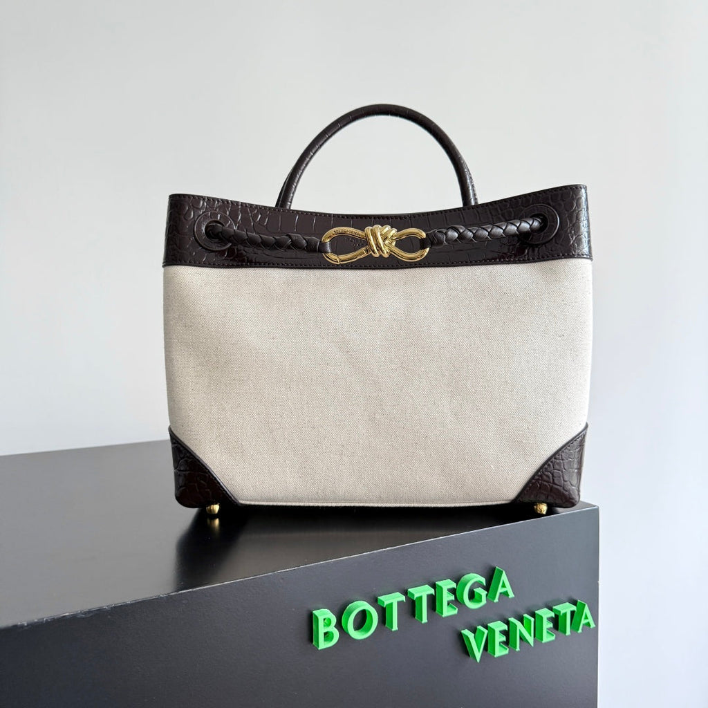 BOTTEGA VENETA 25S MEDIUM ANDIAMO 32 IN ELFENBEIN DUNKELBRAUN KALBSLEDER UND CANVAS