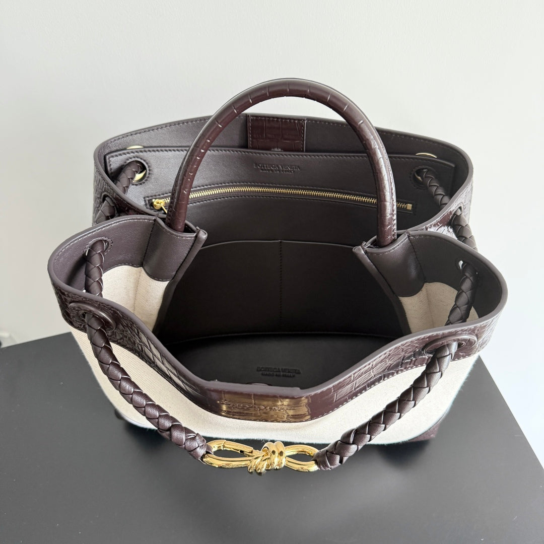 BOTTEGA VENETA 25S MEDIUM ANDIAMO 32 IN IVORY DARK BROWN CALFSKIN AND CANVAS