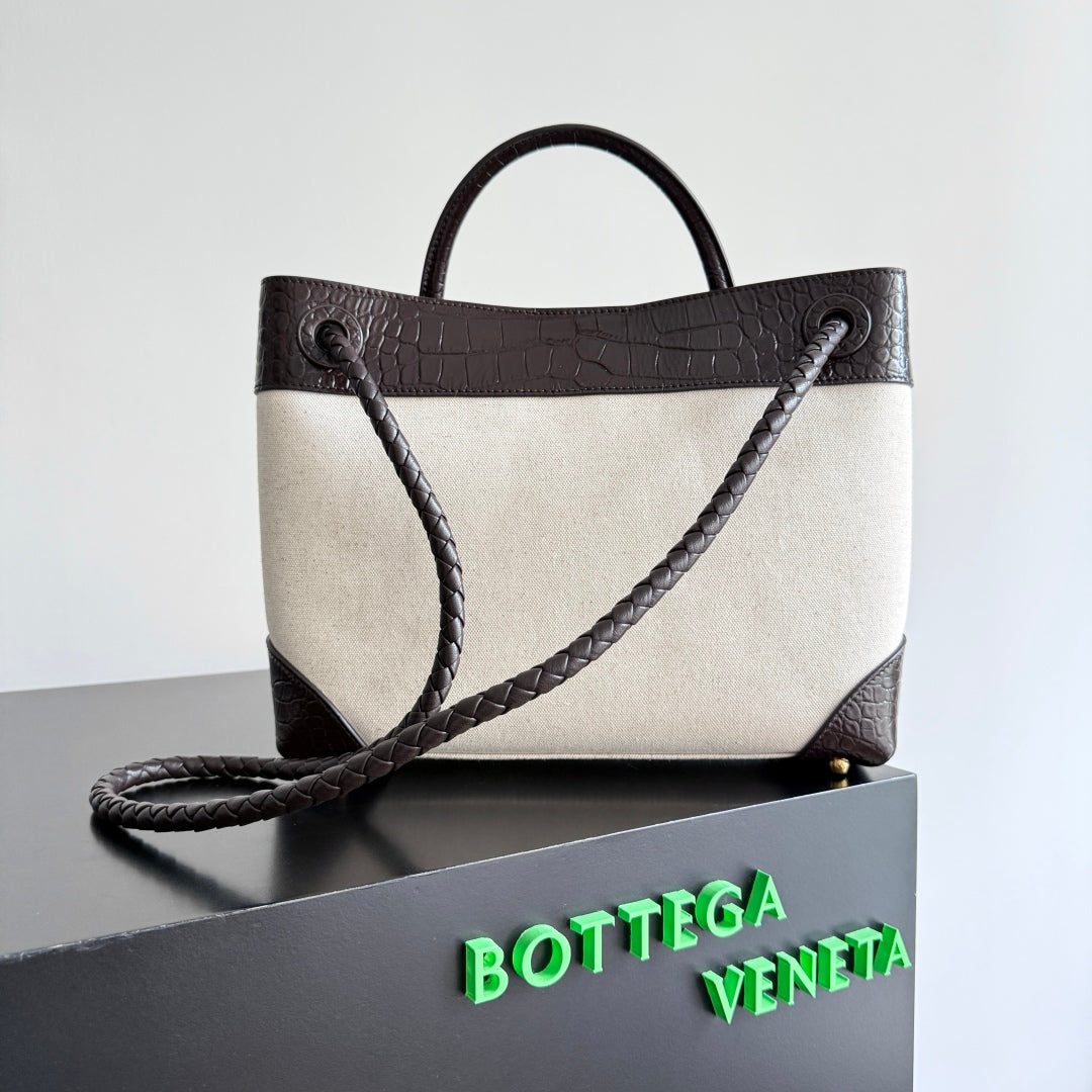BOTTEGA VENETA 25S MEDIUM ANDIAMO 32 IN IVORY DARK BROWN CALFSKIN AND CANVAS