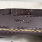 BOTTEGA VENETA 25S MEDIUM ANDIAMO 32 IN ELFENBEIN DUNKELBRAUN KALBSLEDER UND CANVAS
