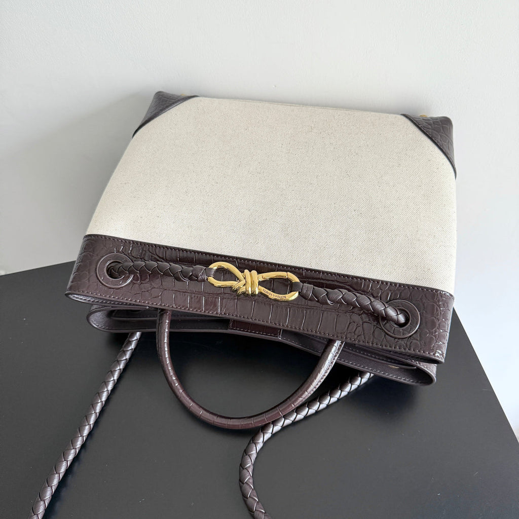 BOTTEGA VENETA 25S MEDIUM ANDIAMO 32 IN ELFENBEIN DUNKELBRAUN KALBSLEDER UND CANVAS