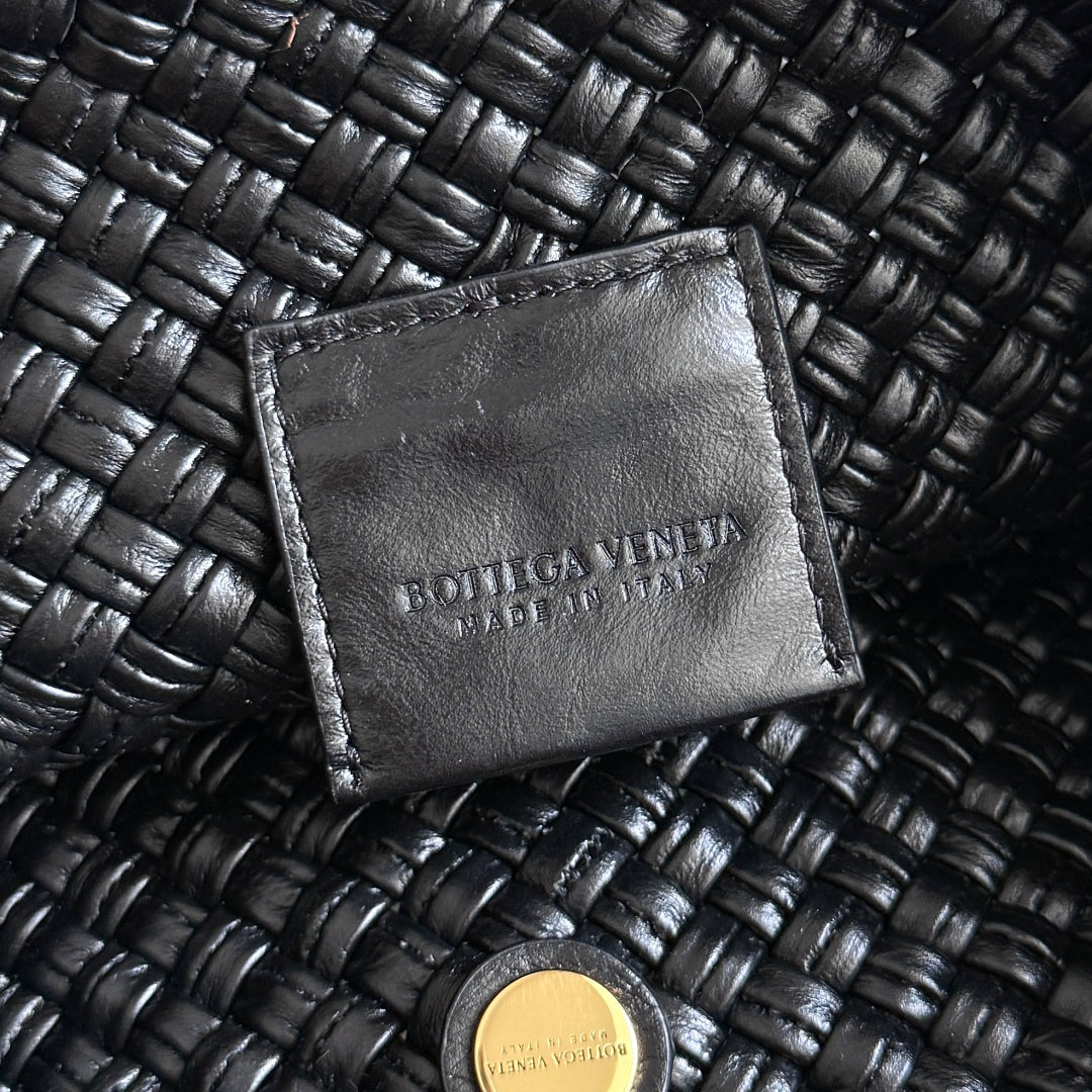 BOTTEGA VENETA 25S TOSCA BAG 19 IN BLACK CALFSKIN GOLD HARDWARE