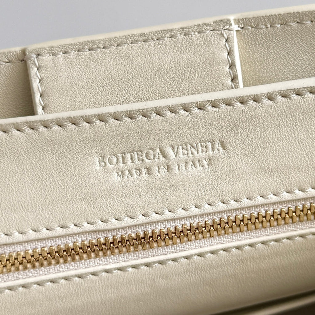 BOTTEGA VENETA 25S KLEIN ANDIAMO 25 AUS ELFENBEINfarbenem KALBSLEDER UND BAST