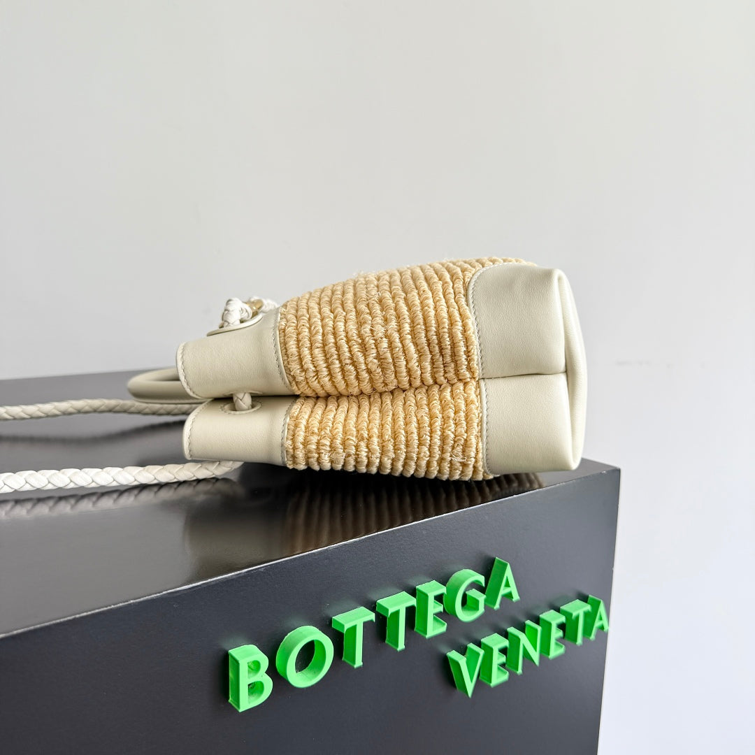 BOTTEGA VENETA 25S SMALL ANDIAMO 25 IN IVORY CALFSKIN AND RAFFIA