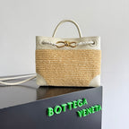 BOTTEGA VENETA 25S KLEIN ANDIAMO 25 AUS ELFENBEINfarbenem KALBSLEDER UND BAST